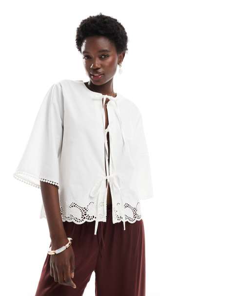 Top blanco de manga 3/4 con lazadas delanteras y bordados de ONLY - view 1