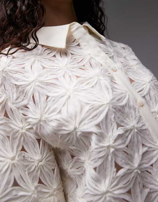 Top blanco de manga corta con patrón de margaritas de croché de