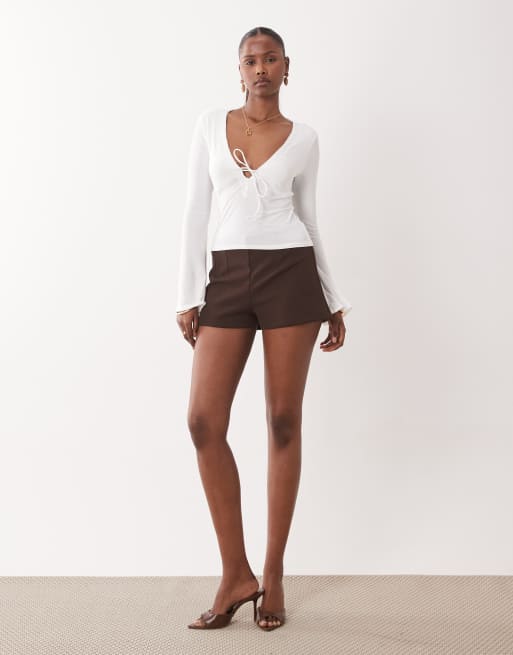 Top blanco de manga larga acampanada con detalle de lazada y ribete de encaje de ASOS DESIGN, 2 de 4