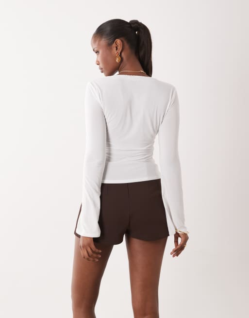 Top blanco de manga larga acampanada con detalle de lazada y ribete de encaje de ASOS DESIGN, 3 de 4