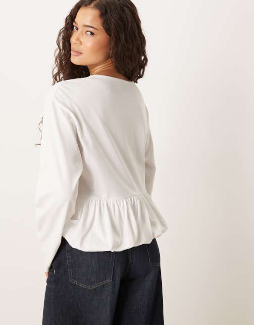 Top blanco de manga larga con bajo de sobrefalda abullonado de ASOS DESIGN, 3 de 4