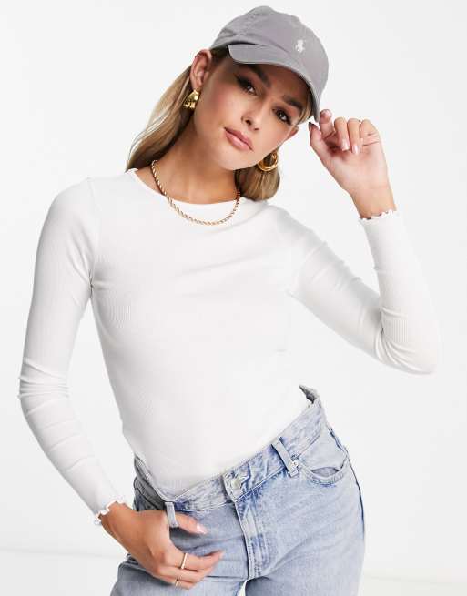 Top blanco de manga larga con bordes ondulados de New Look