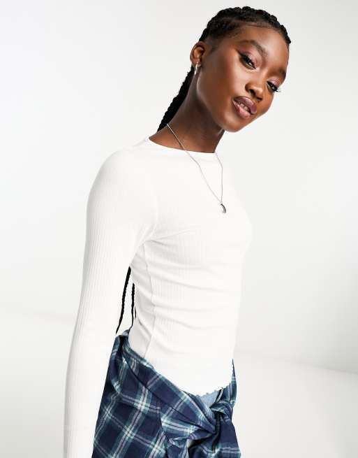 Top blanco de manga larga con bordes ondulados de New Look