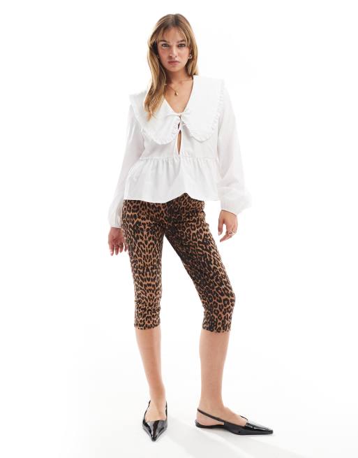 Top blanco de manga larga con cuello tipo babero con volante de algodón de ASOS DESIGN, 2 de 4