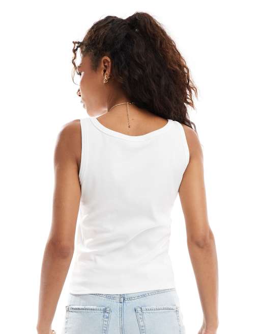 Top blanco de tirantes con cuello ancho de canalé de Miss Selfridge, 4 de 4