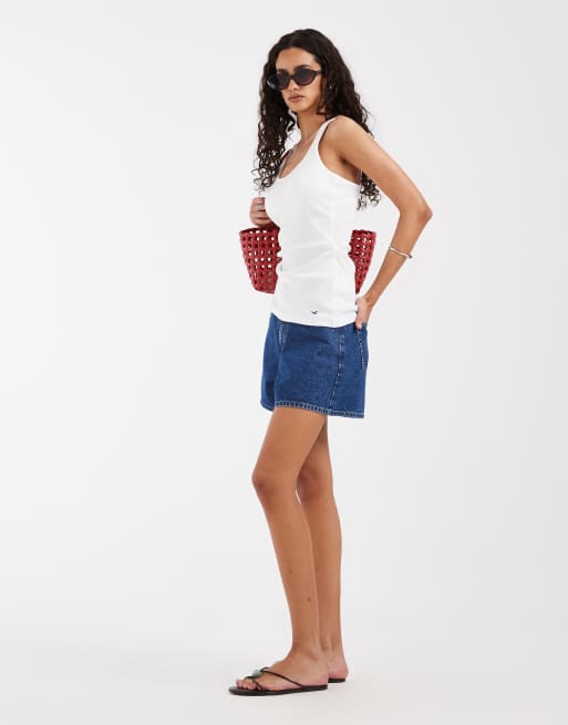 Top blanco de tirantes con cuello ancho de Hollister, 2 de 4