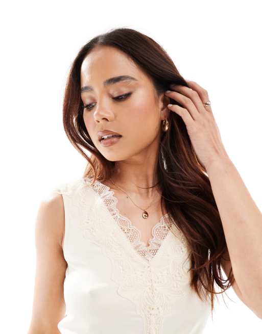 Top blanco de tirantes con cuello de pico y detalle de encaje de YAS
