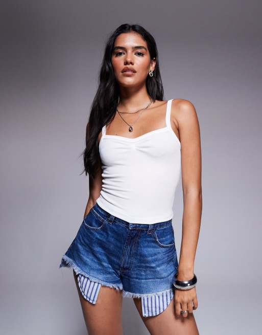 Top blanco de tirantes con detalle fruncido en la parte delantera de canalé de Princess Polly