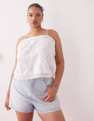 Top blanco de tirantes con espalda abierta y diseño estilo patchwork de croché de COLLUSION Plus - view 1
