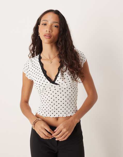 Top blanco entallado con estampado de lunares, cuello de pico y ribete de encaje de ASOS DESIGN - view 1