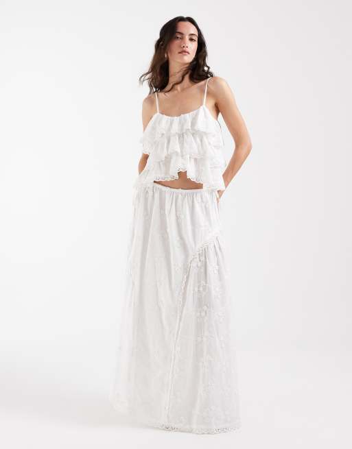 Top blanco escalonado de tirantes de estilo boho con bordado inglés de Muse Assembly (parte de un conjunto), 3 de 5