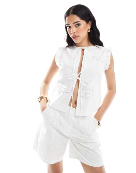 Top blanco estilo chaleco con lazada delantera y detalles bordados calados de algodón de 4th & Reckless (parte de un conjunto) - view 1