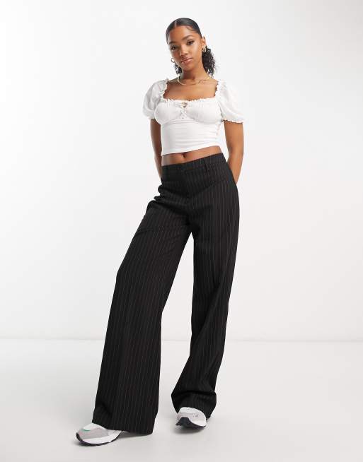Top blanco estilo mesonera con detalle de cordones de Miss Selfridge , 4 de 4
