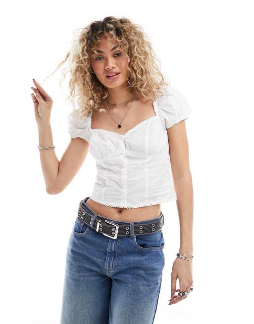 Top blanco estilo mesonera con mangas abullonadas de Monki