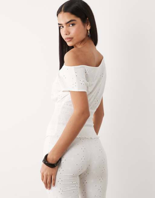 Conjunto blanco de pantalones capri y top fruncido con escote Bardot y diseño bordado de ASOS DESIGN, 2 de 3