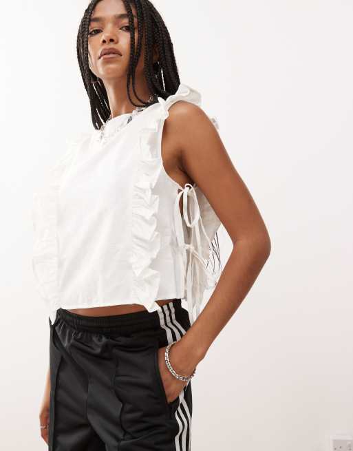 Top blanco marfil con lazadas laterales y volantes de Reclaimed Vintage