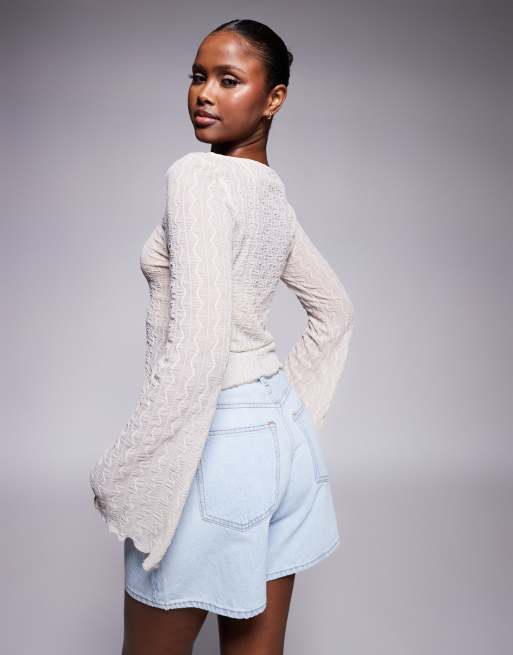 Top blanco marfil con mangas acampanadas y lazada lateral de encaje texturizado de ASOS DESIGN, 2 de 4