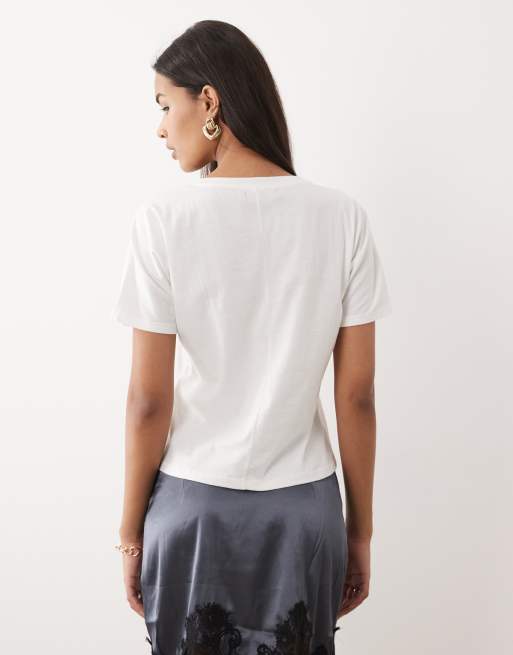 Top blanco marfil de manga corta con cuello de pico de punto liso Viman de Motel, 4 de 4
