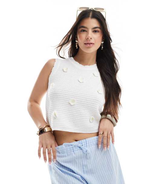 Top blanco sin mangas con cuello redondo y diseño de margaritas de croché de Brave Soul - view 1