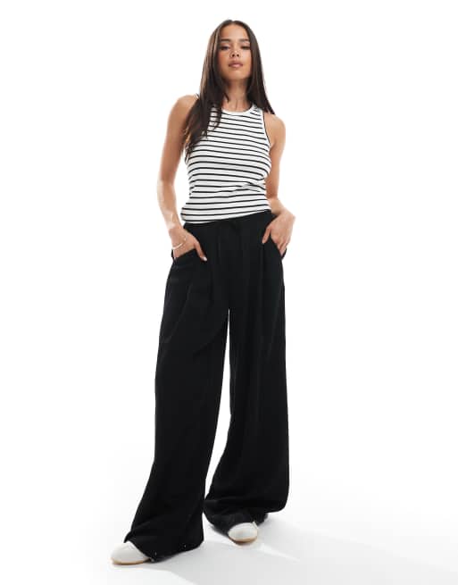 Top blanco y negro a rayas con espalda de nadadora de canalé de Pieces, 2 de 4