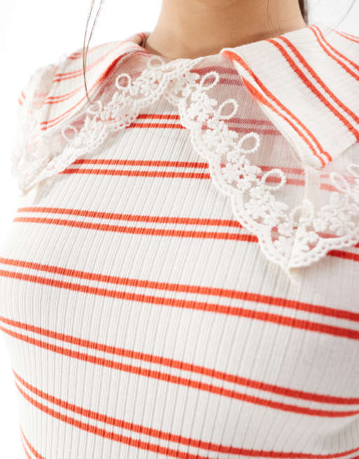 Top blanco y rojo a rayas de manga corta de canalé con cuello de solapas y ribete de croché de Pieces, 2 de 4