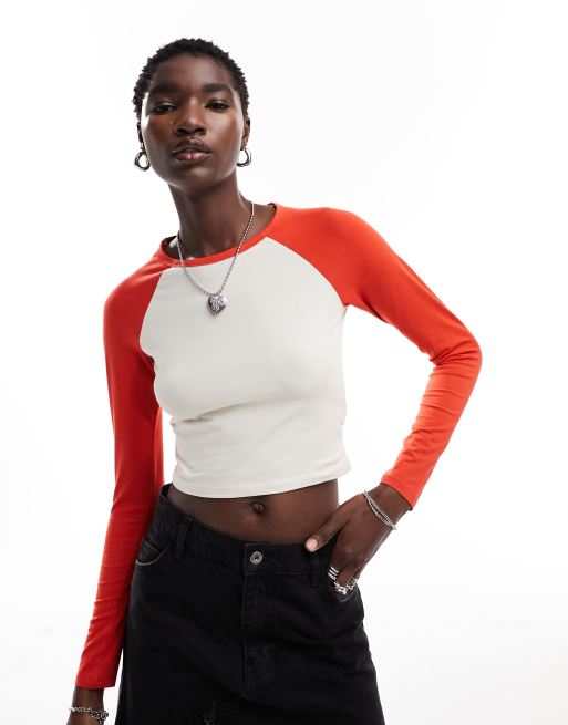 Top blanco y rojo de manga larga con diseño color block universitario de Monki