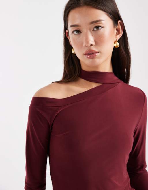 Top burdeos ceñido con escote Bardot, mangas acampanadas y fular al cuello de ASOS DESIGN, 2 de 4
