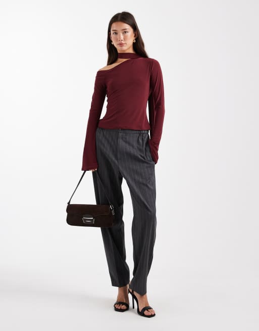 Top burdeos ceñido con escote Bardot, mangas acampanadas y fular al cuello de ASOS DESIGN, 3 de 4