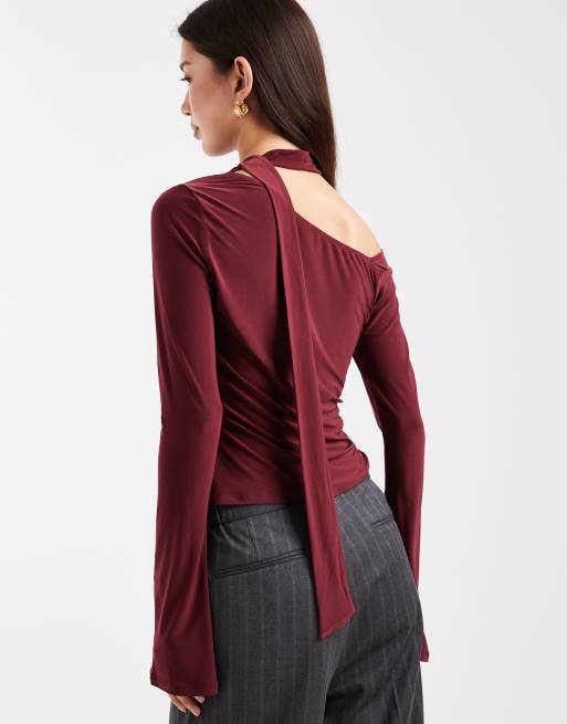 Top burdeos ceñido con escote Bardot, mangas acampanadas y fular al cuello de ASOS DESIGN, 4 de 4