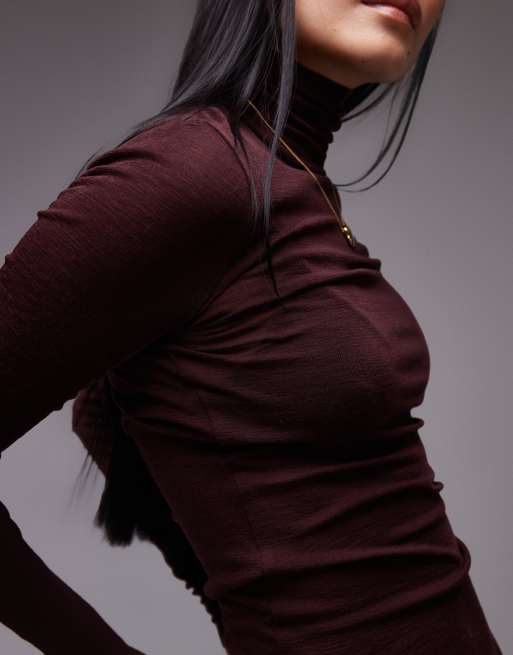 Top burdeos con cuello alzado de canalé de lana de merino semitransparente de ARKET, 3 de 4