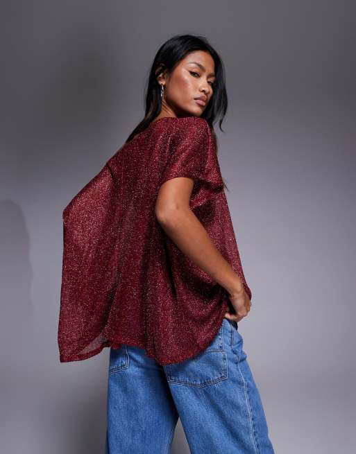 Top burdeos de corte holgado extragrande estilo capa con hombro caído de tejido transparente metalizado de ASOS DESIGN, 2 de 4