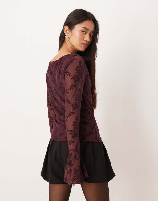 Top burdeos de manga larga acampanada con estampado floral de Gina Tricot, 4 de 4
