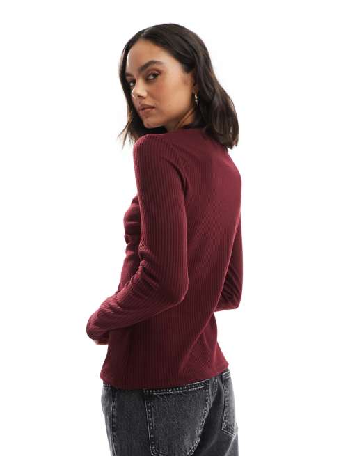Top burdeos de manga larga con botones plateados de canalé de ASOS DESIGN, 4 de 4