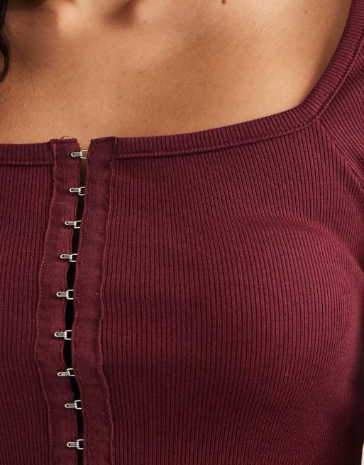Top burdeos de manga larga con cuello cuadrado y corchetes de canalé de algodón de ASOS DESIGN, 2 de 4
