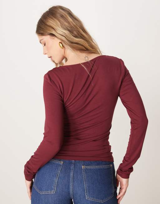 Top burdeos de manga larga con cuello de pico de encaje de Gina Tricot , 2 de 4
