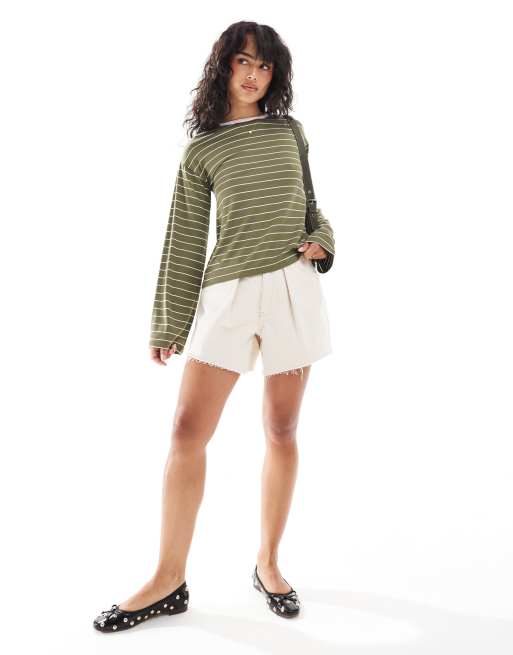 Top caqui a rayas de manga larga con ribete en contraste en el cuello de ASOS DESIGN, 2 de 4
