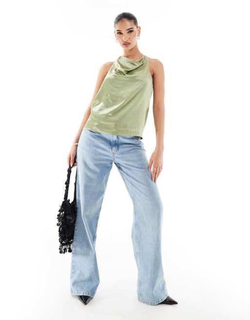 Top caqui con cuello halter de satén de River Island