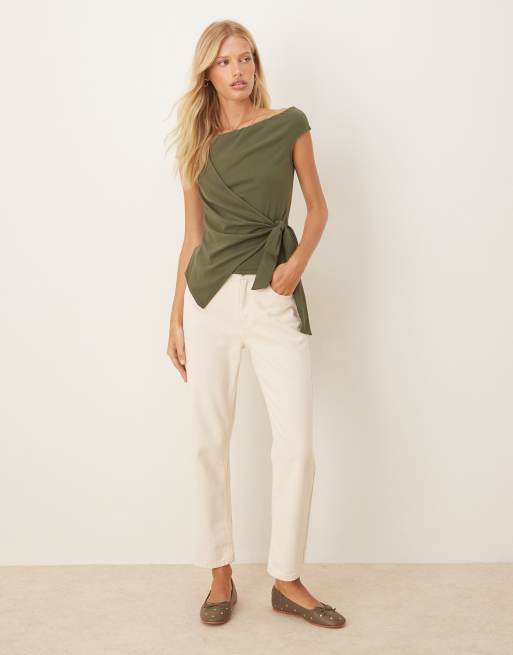 Top caqui con cuello recto y detalle cruzado asimétrico de ASOS DESIGN, 3 de 4