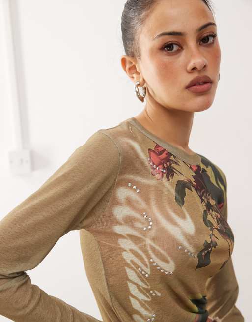 Top caqui de manga larga con cuello barco y estampado fotográfico de rosa de malla de Reclaimed Vintage