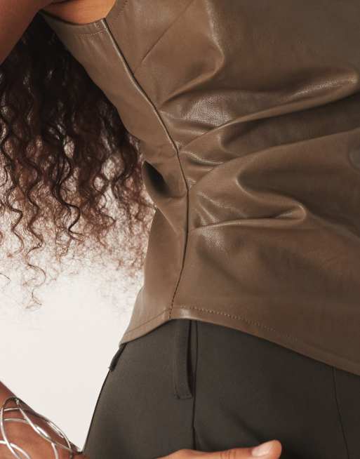 Top caqui sin mangas con bajo asimétrico de tejido efecto cuero de Pretty Lavish, 4 de 4