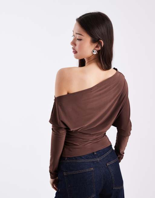 Top ceñido con escote Bardot y detalle de botones de Miss Selfridge, 3 de 4