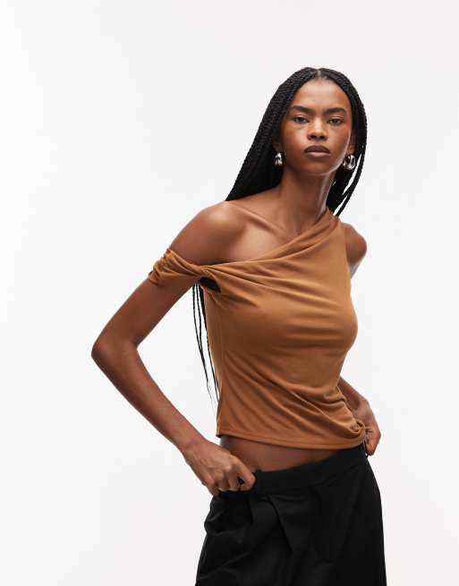 Top color camel con hombro caído y detalle retorcido de modal de ASOS DESIGN