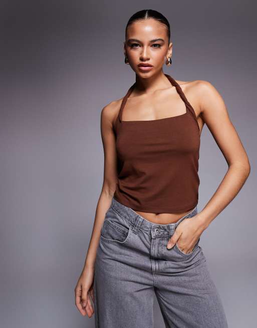 Top color caramelo con cuello halter retorcido de ASOS DESIGN
