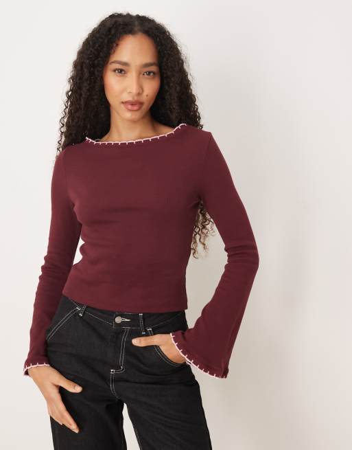 Top color ciruela con mangas acampanadas y bordes festoneados de canalé reducido de ASOS DESIGN