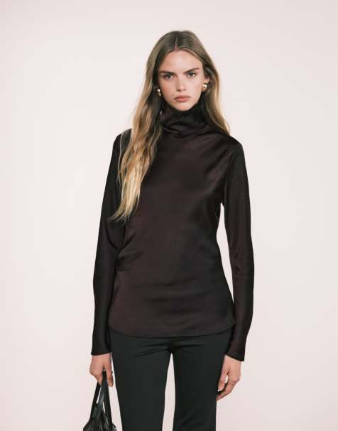 Top color ciruela de manga larga con cuello alto de tejido satinado de la colección Capsule de Mango - view 1