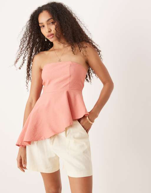 Top color coral asimétrico con escote palabra de honor de Mango