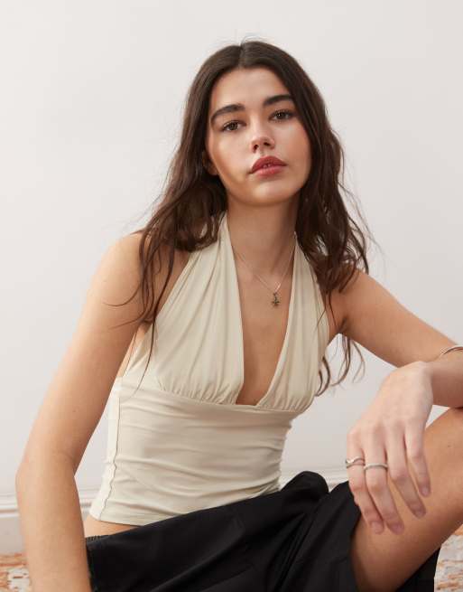 Top color crema ceñido de corte alargado con cuello halter de cupro de COLLUSION