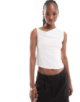 Top color crema con cuello barco y lazada en el hombro de COLLUSION