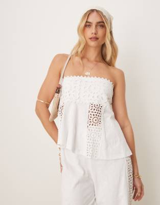 Top color crema con escote palabra de honor de croché de ASOS DESIGN