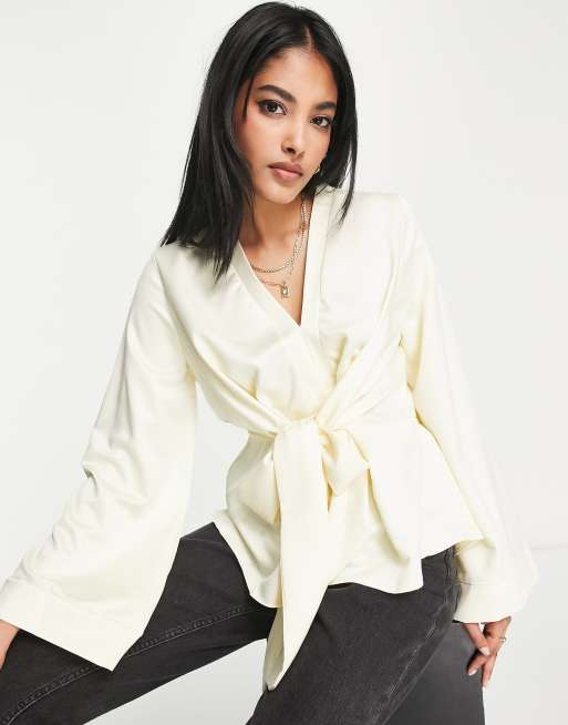 Top color crema con lazada delantera de satén de River Island